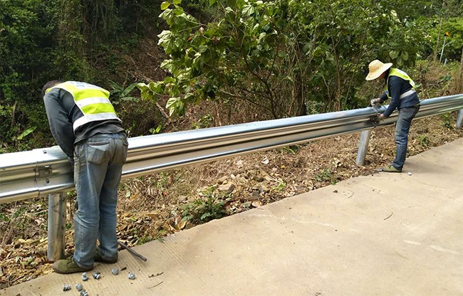 江西高速公路护栏的定期维护与保养
