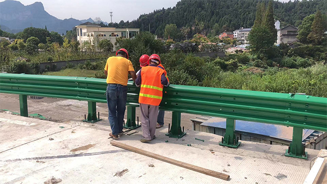 江西高速公路护栏板的维护确保道路安全的关键环节